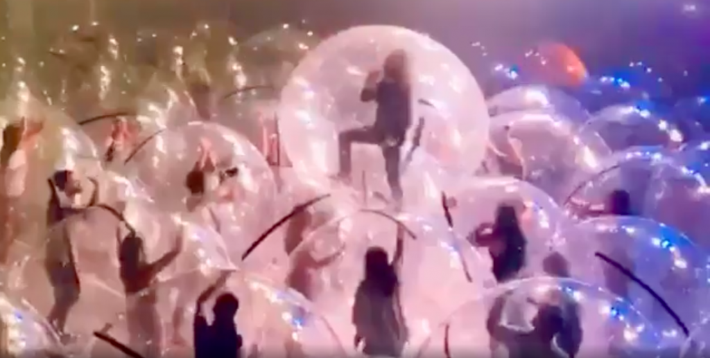 this-epic-“bubble-concert”-is-the-most-rock’n’roll-thing-to-happen-in-2020