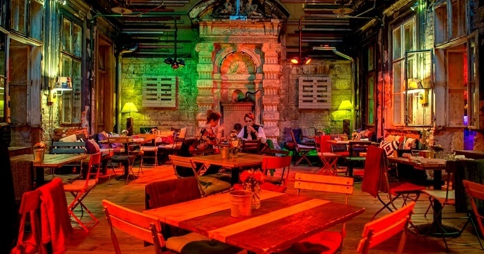 budapest-nightlife:-a-handy-guide-to-find-the-best-ruin-clubs-and-bars-in-2022!